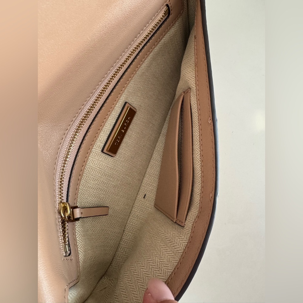 Tory Burch Cream Pebble Leather Kira Clutch with Gold Logo - Picture 6 of 10